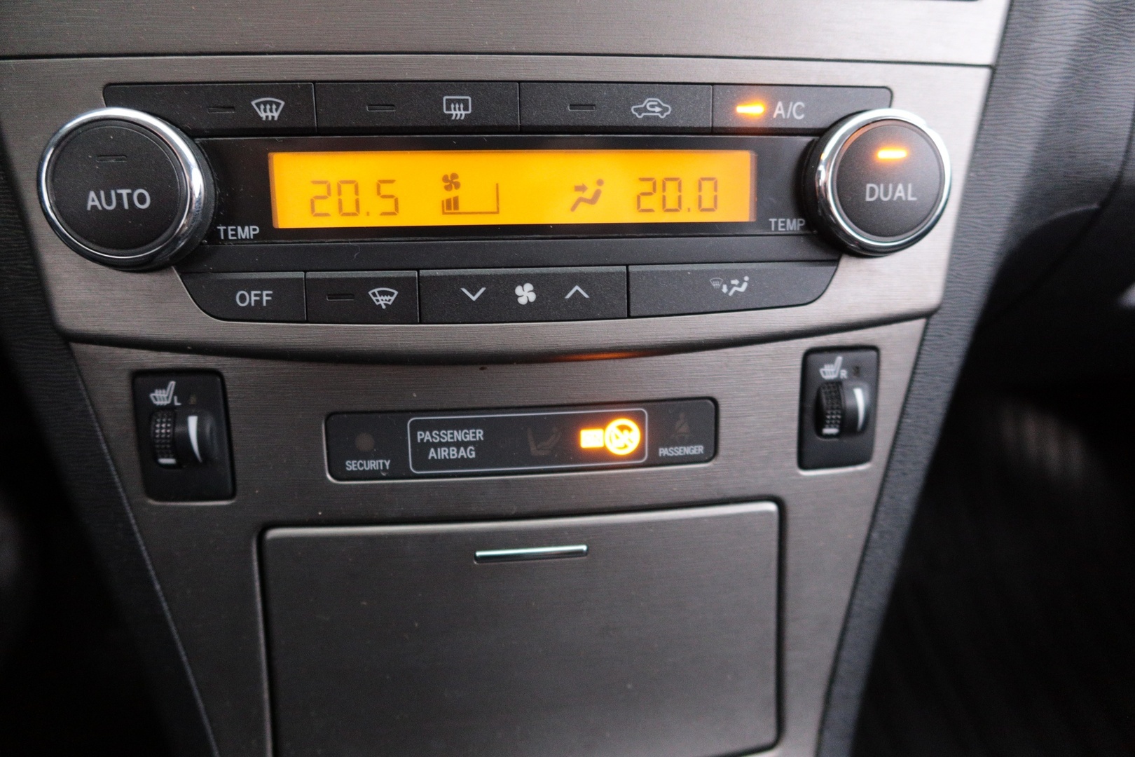 TOYOTA Avensis 2011