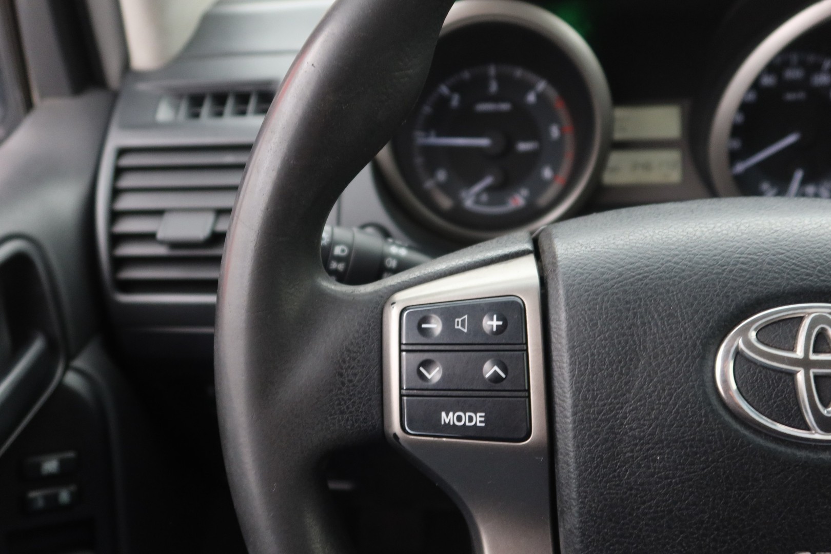 TOYOTA Land Cruiser 2010