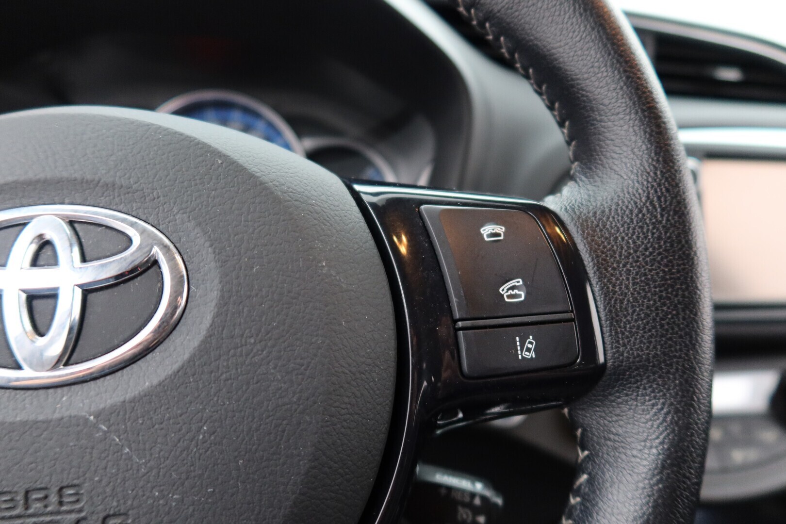TOYOTA Yaris 2016