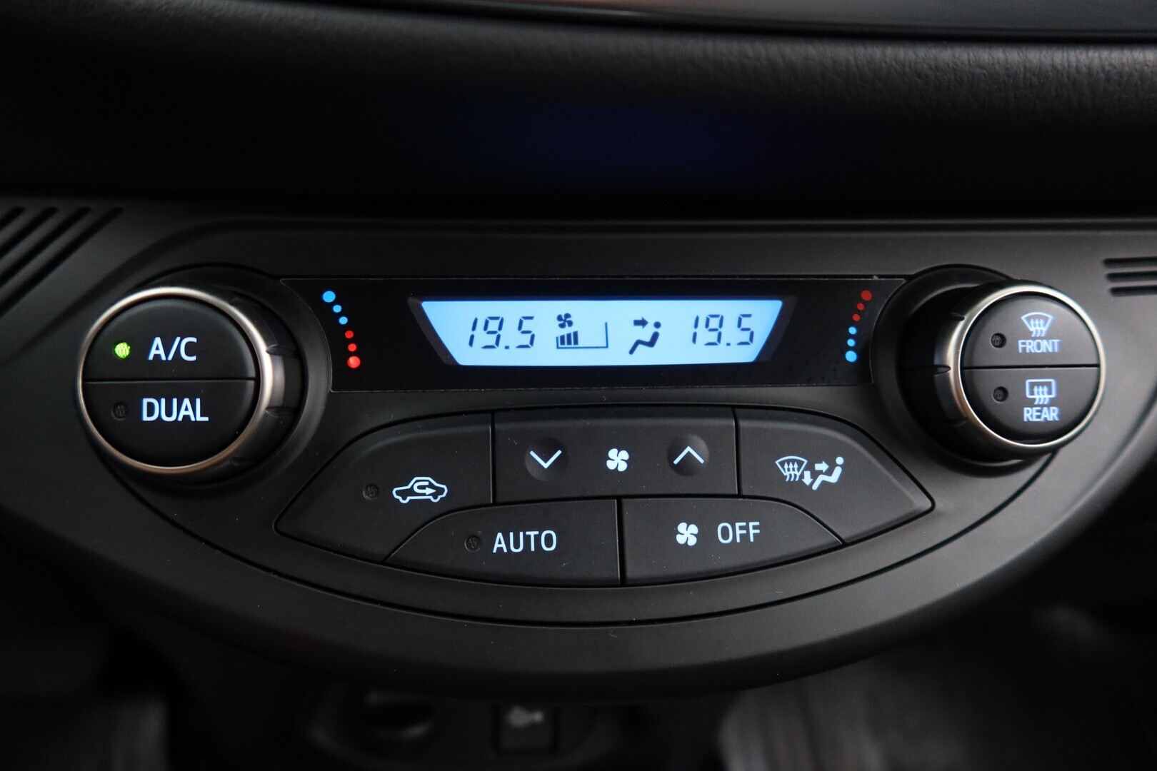 TOYOTA Yaris 2016