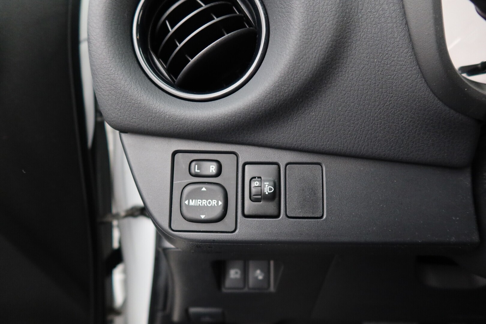 TOYOTA Yaris 2016