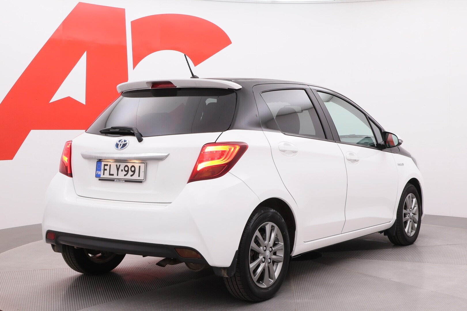 TOYOTA Yaris 2016