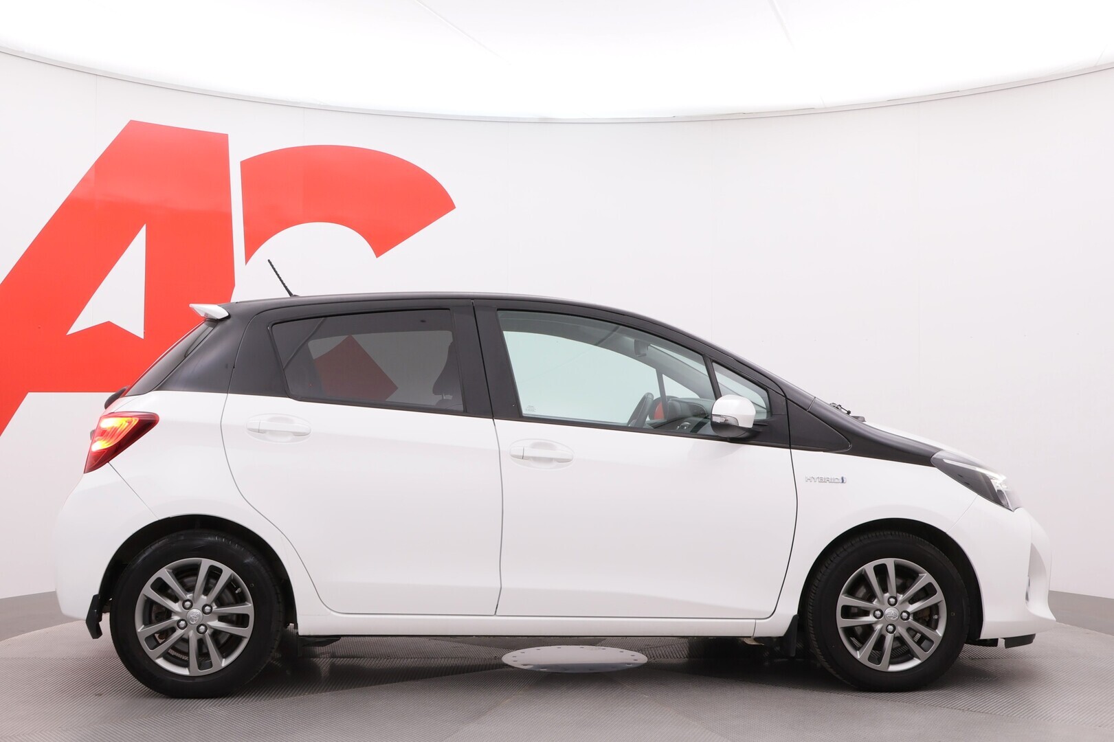 TOYOTA Yaris 2016
