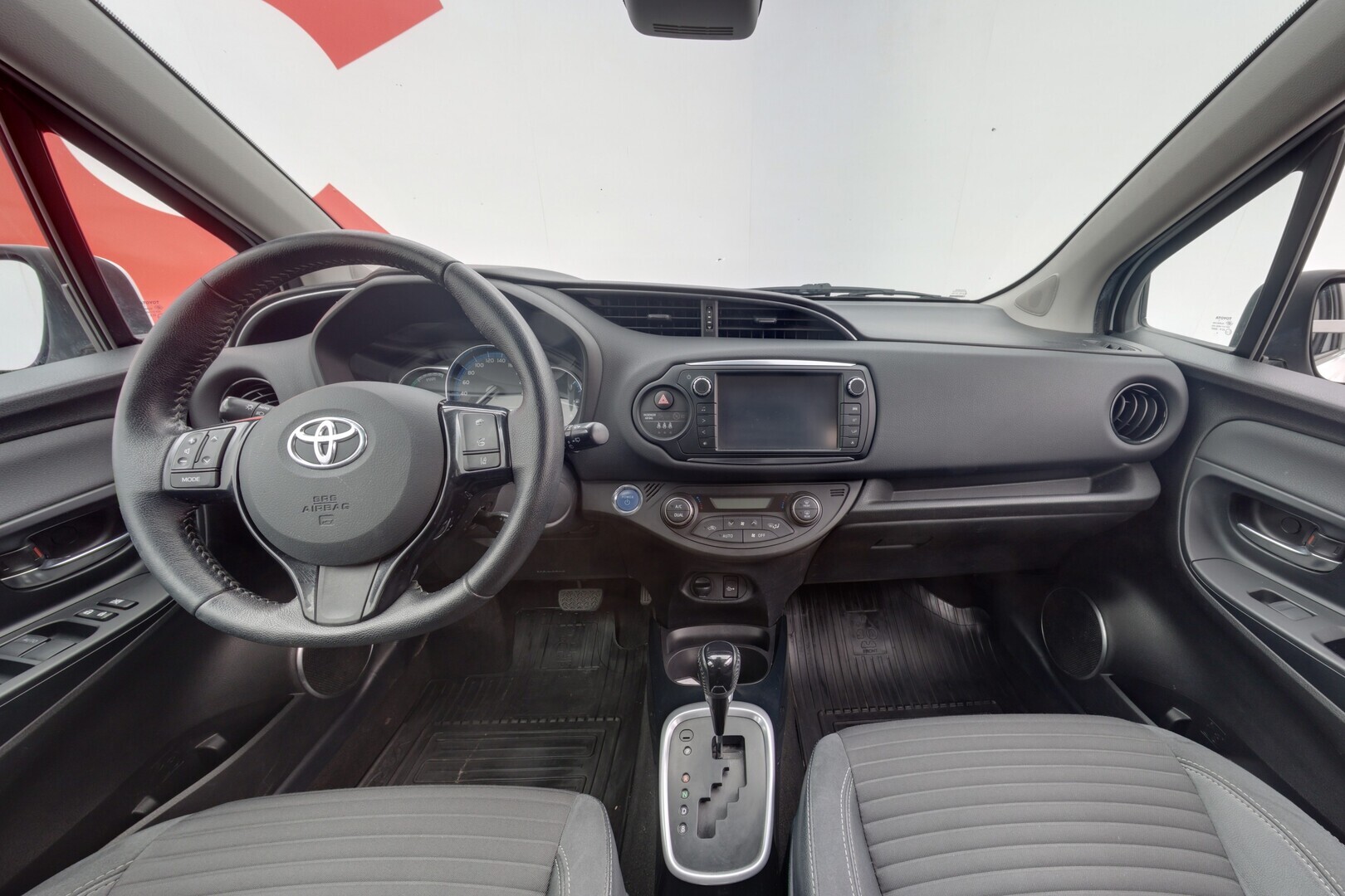 TOYOTA Yaris 2016