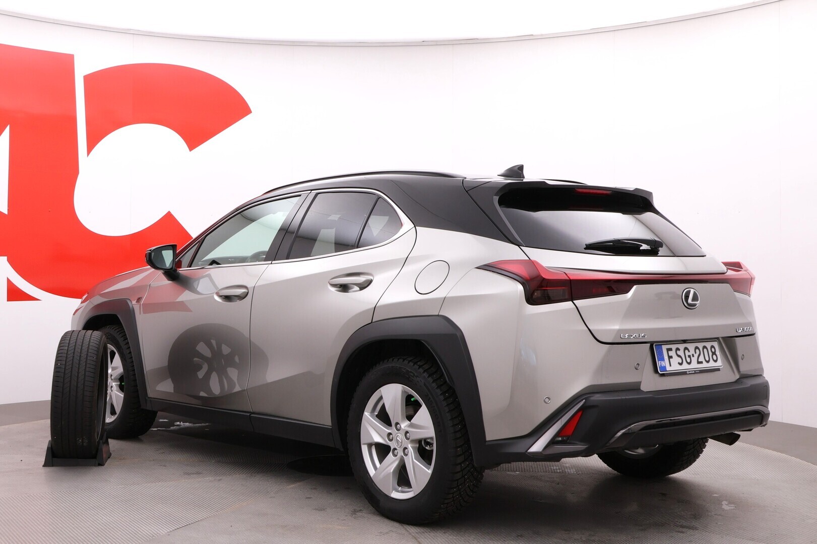 LEXUS UX 2025
