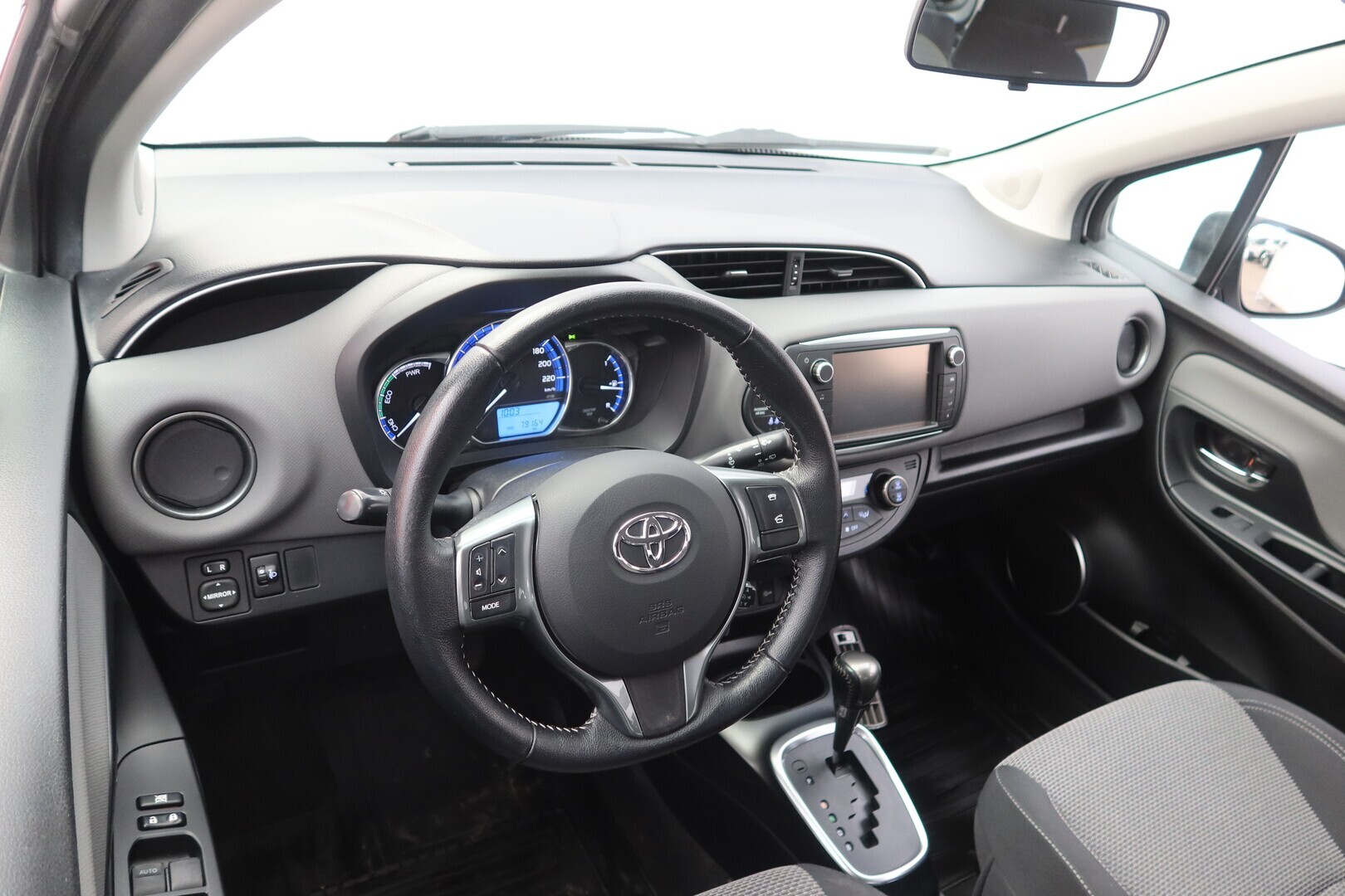 TOYOTA Yaris 2016