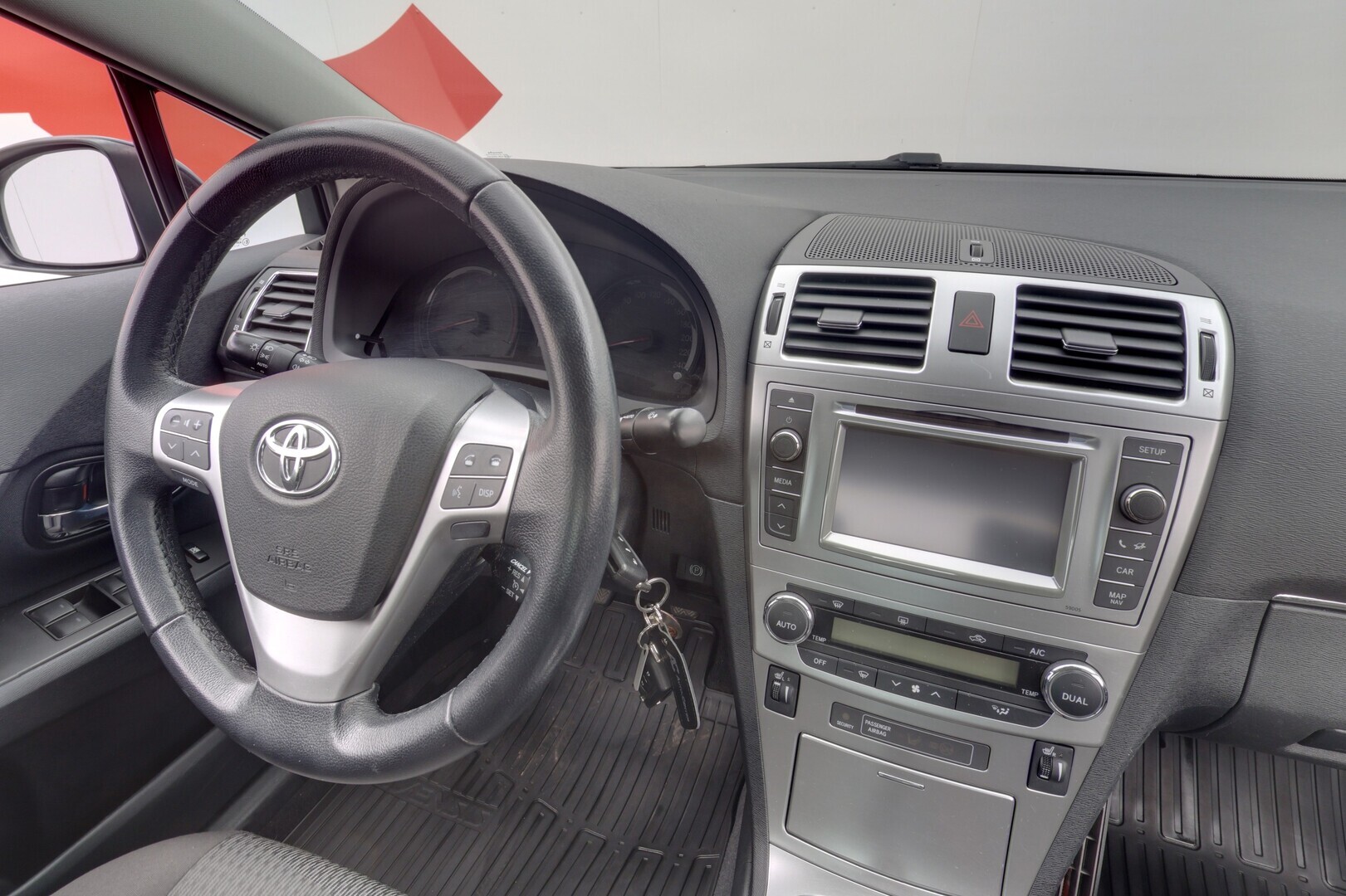 TOYOTA Avensis 2012