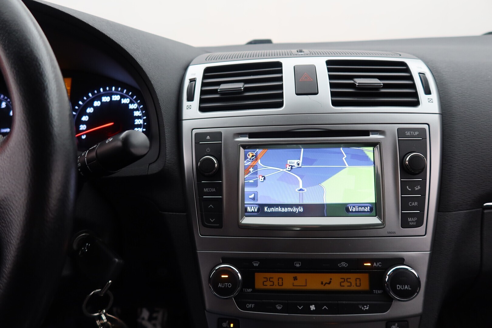 TOYOTA Avensis 2012