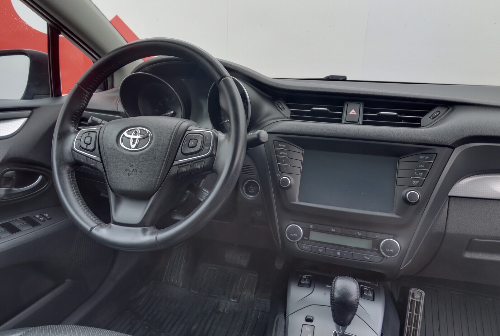TOYOTA Avensis 2015