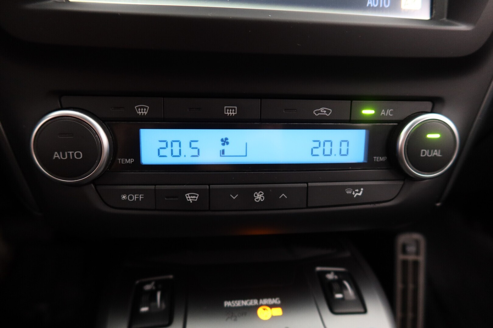 TOYOTA Avensis 2015