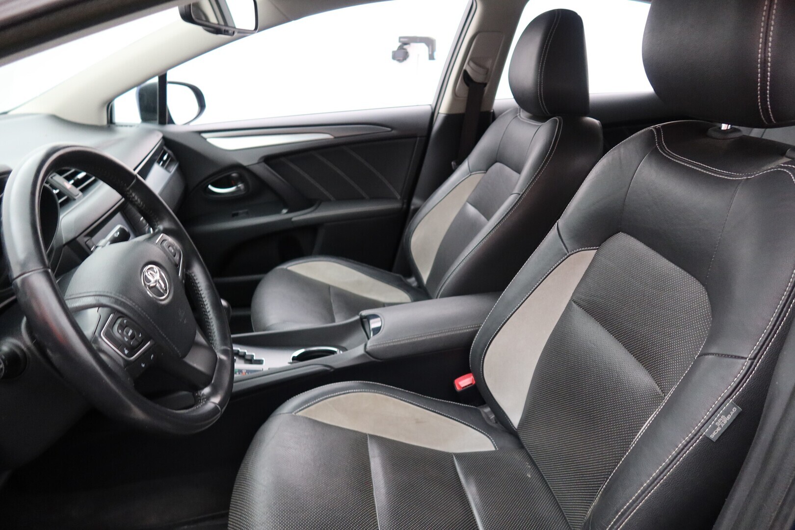 TOYOTA Avensis 2015