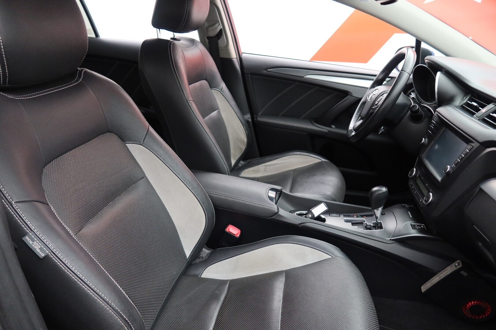 TOYOTA Avensis 2015