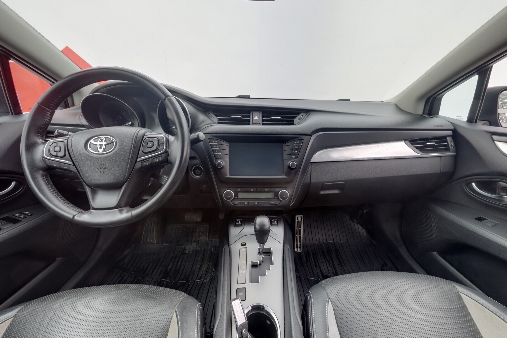 TOYOTA Avensis 2015