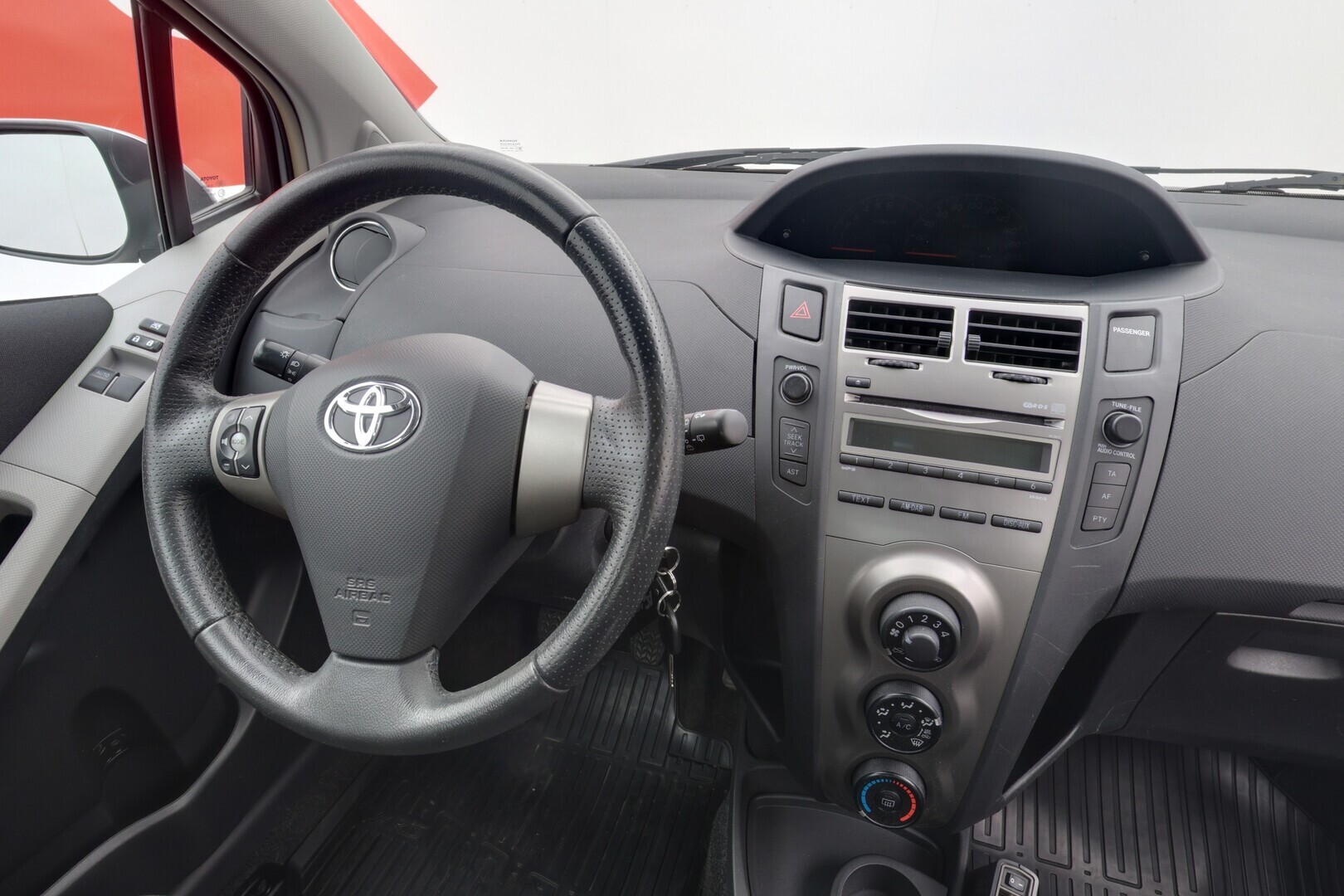 TOYOTA Yaris 2011