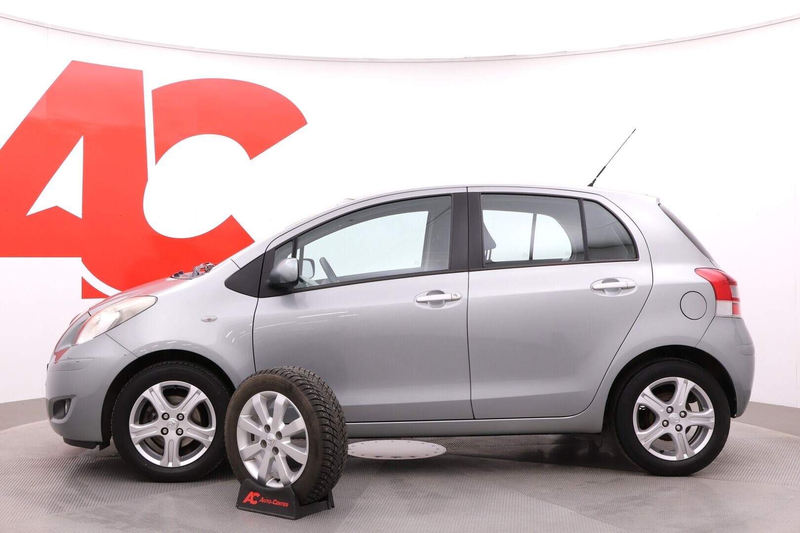 TOYOTA Yaris 2011