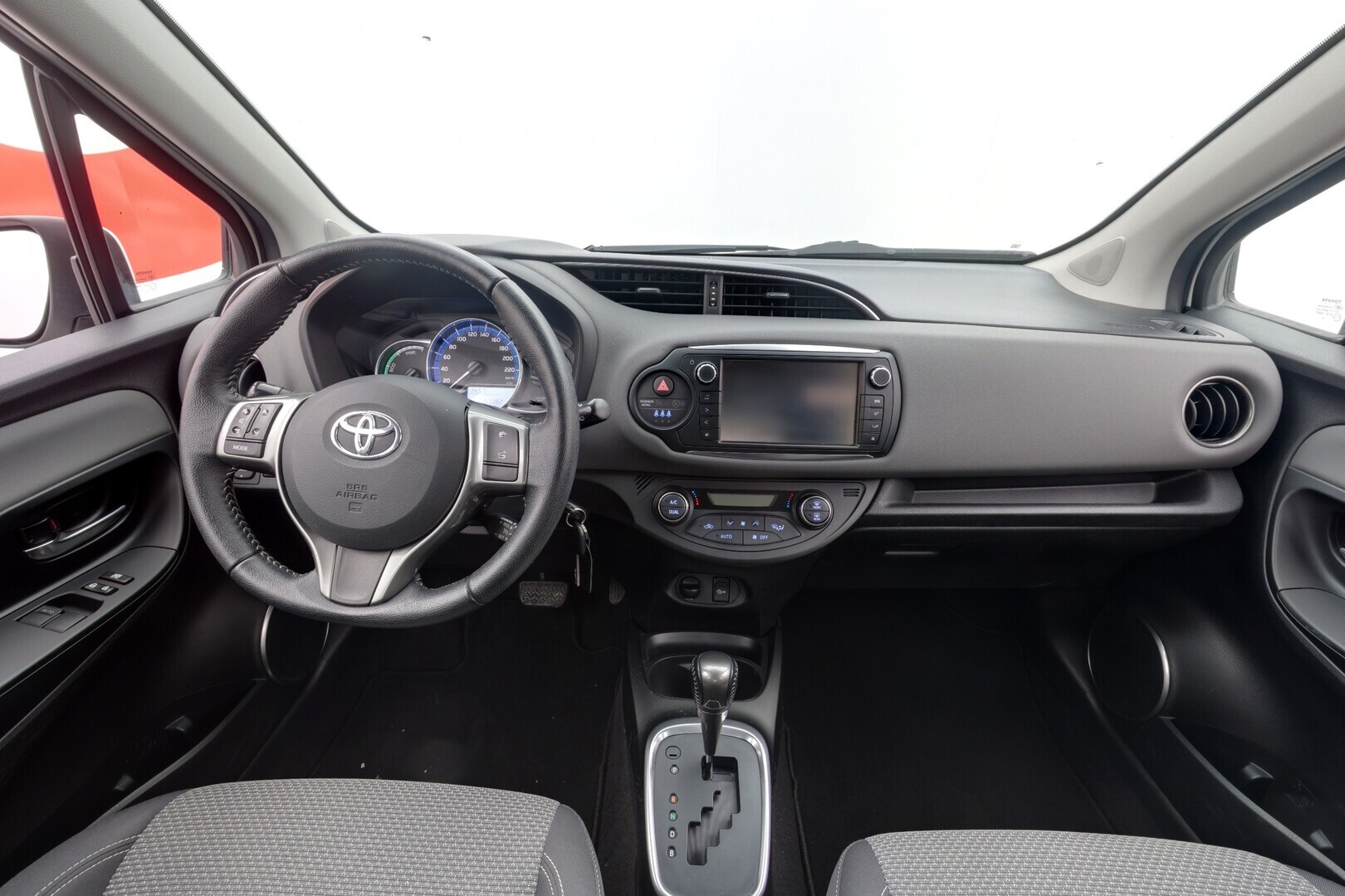 TOYOTA Yaris 2015