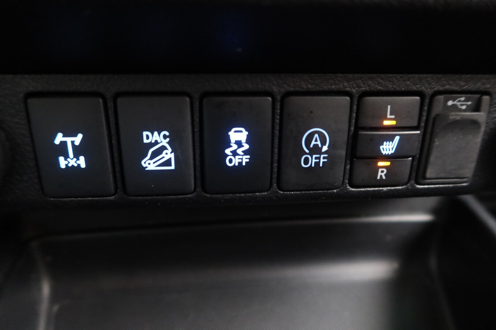 TOYOTA Hilux 2018