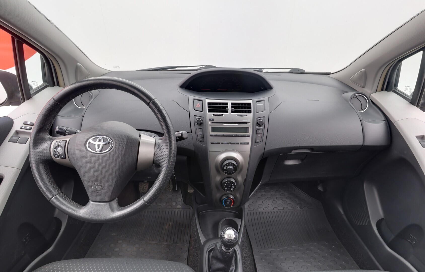 TOYOTA Yaris 2010