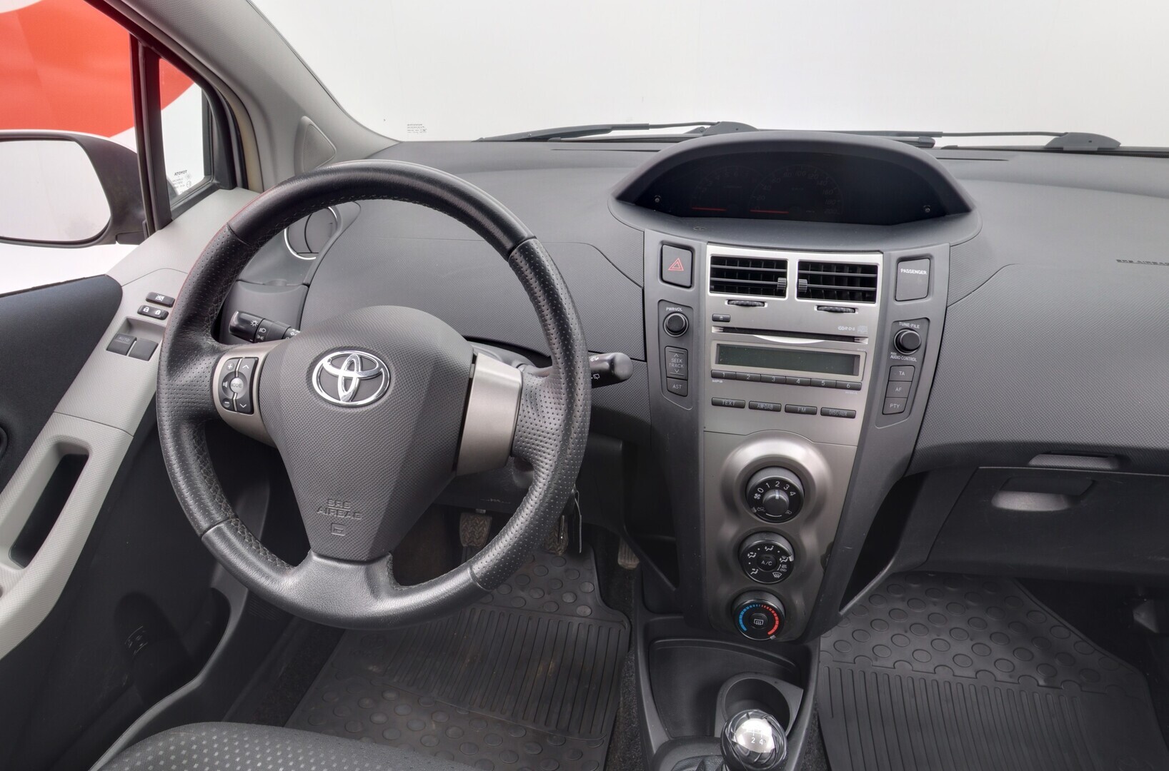 TOYOTA Yaris 2010