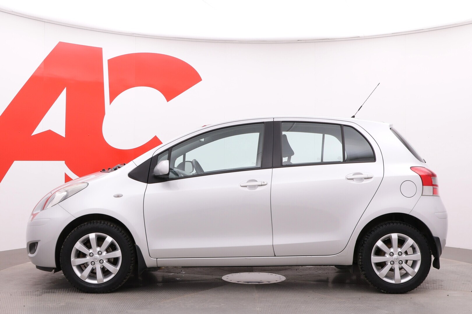 TOYOTA Yaris 2010