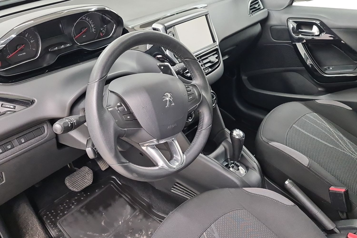 PEUGEOT 208 2015