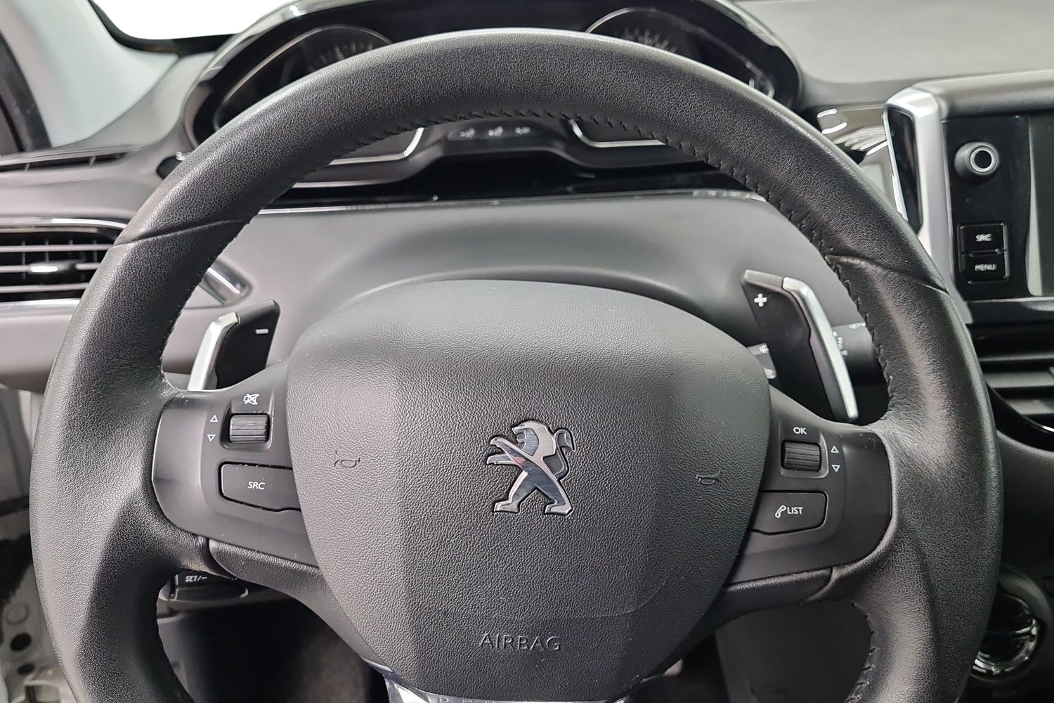 PEUGEOT 208 2015