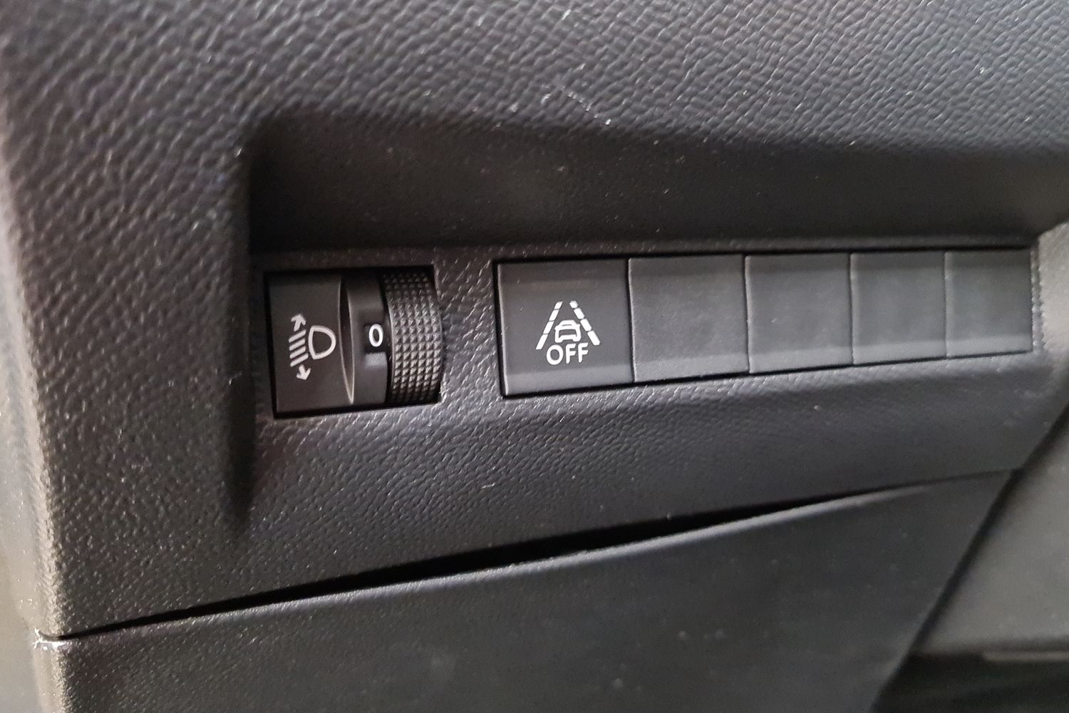 PEUGEOT 208 2020