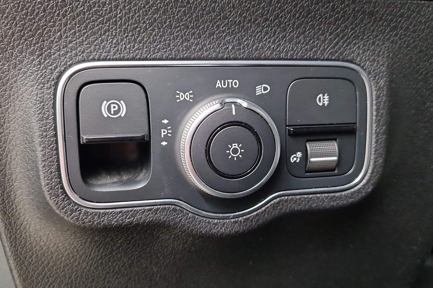 MERCEDES-BENZ EQB 2023