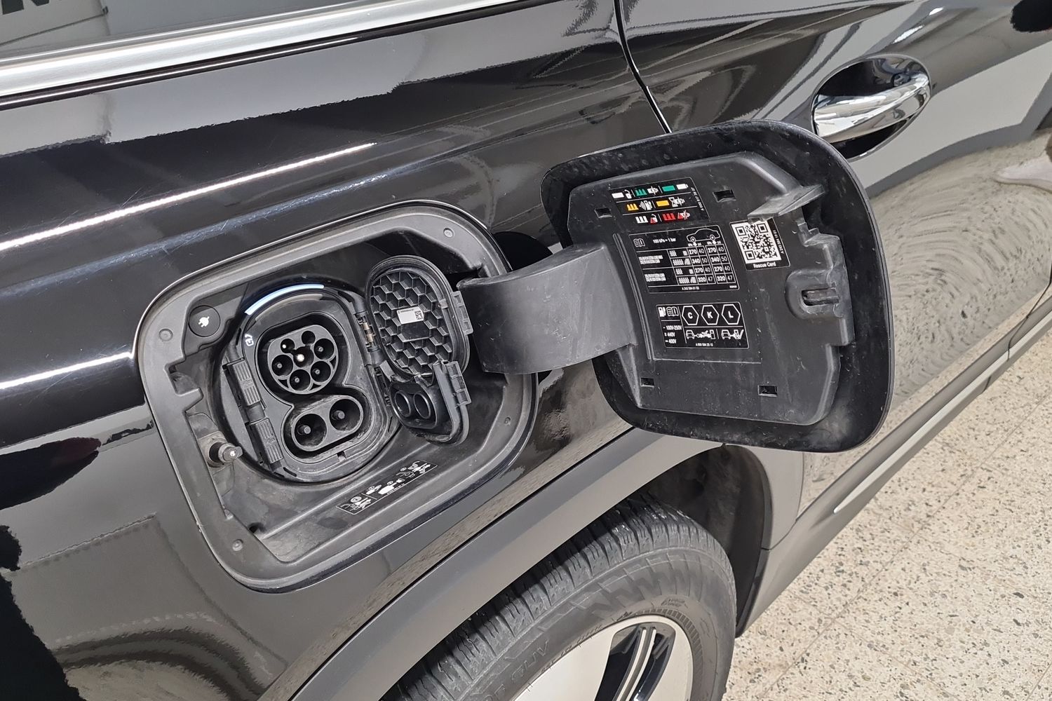 MERCEDES-BENZ EQB 2023