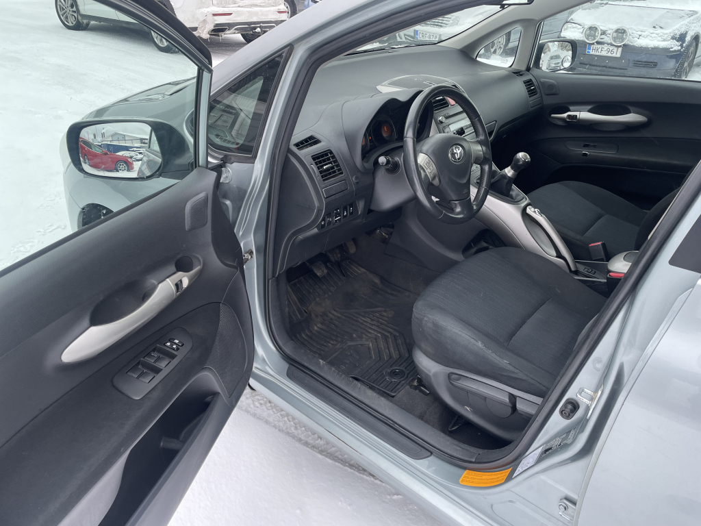 TOYOTA Auris 5