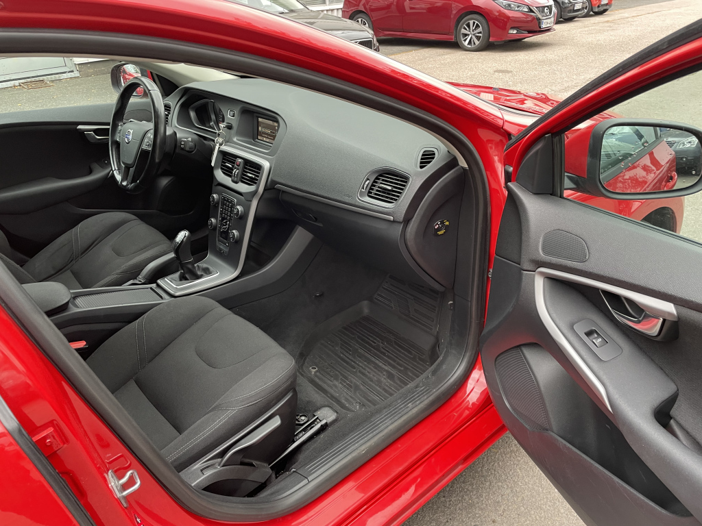 VOLVO V40 9