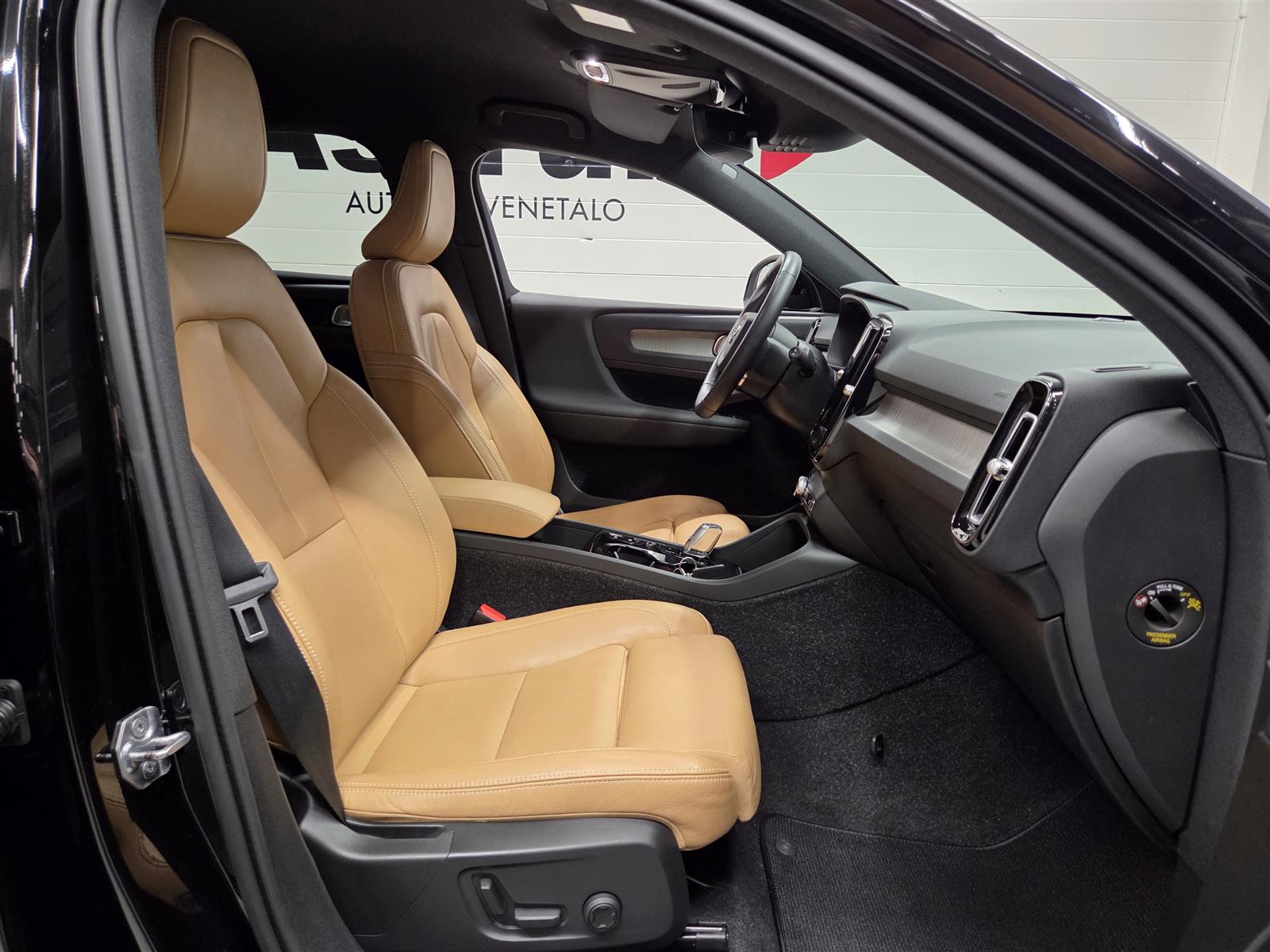 VOLVO XC40 2021