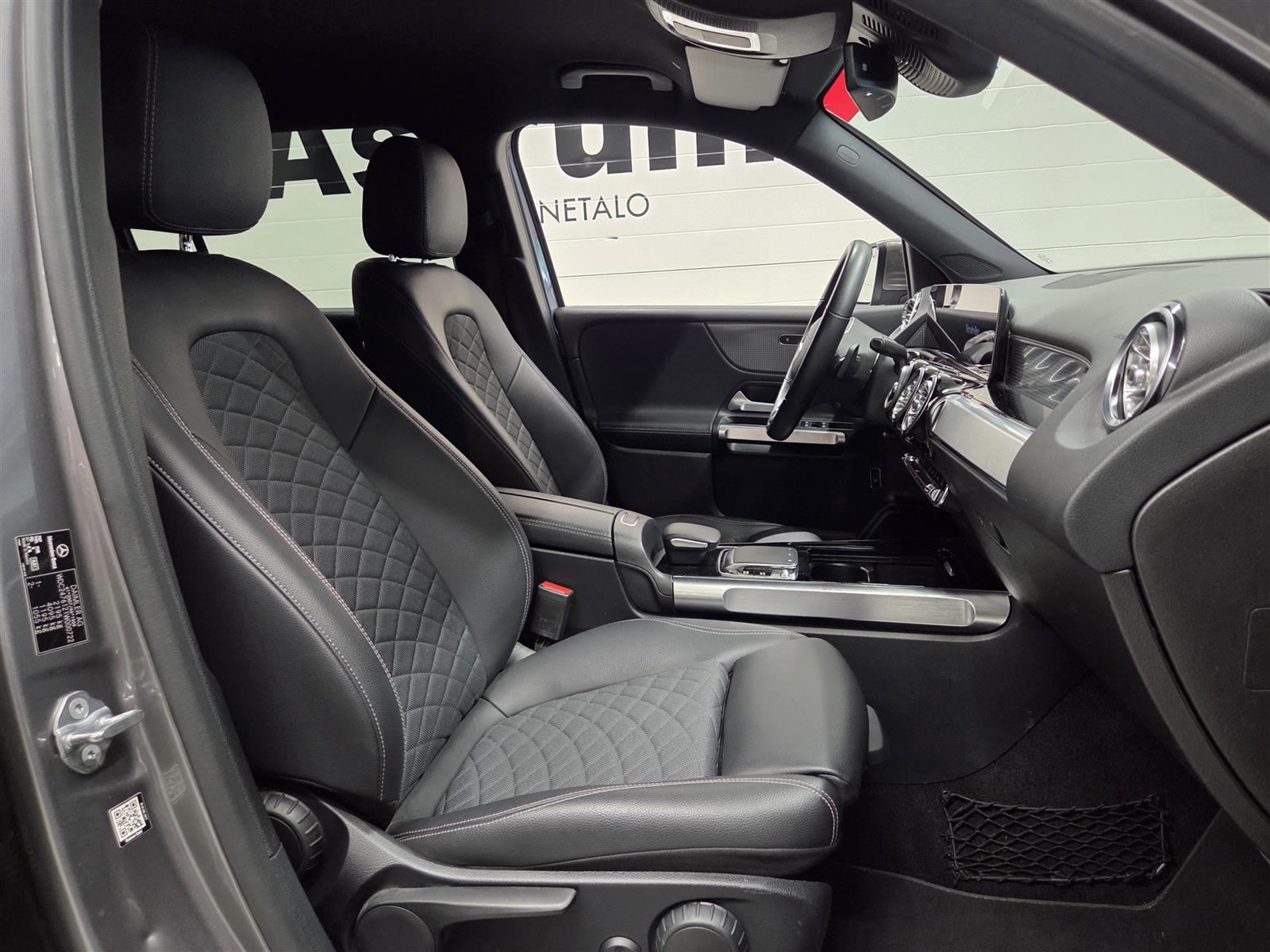 MERCEDES-BENZ GLB 2021
