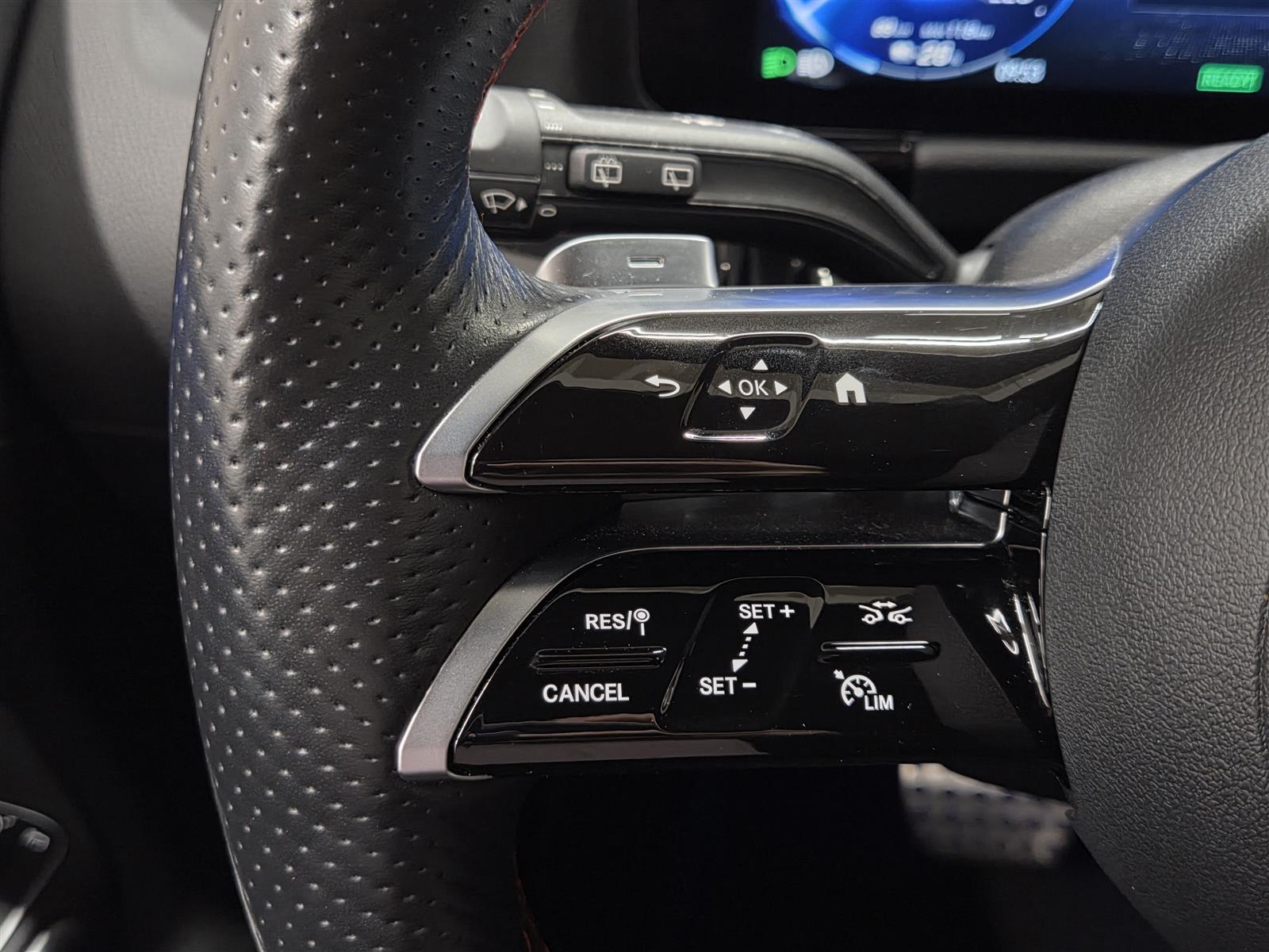 MERCEDES-BENZ EQA 2024