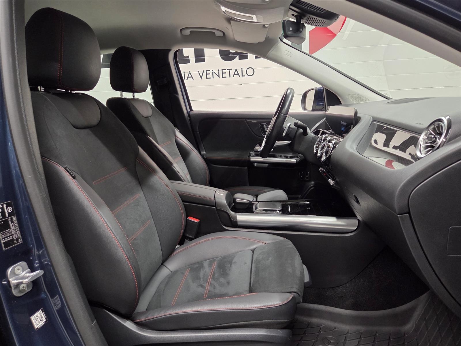 MERCEDES-BENZ GLA 2023