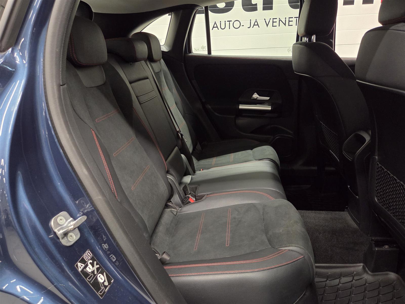 MERCEDES-BENZ GLA 2023