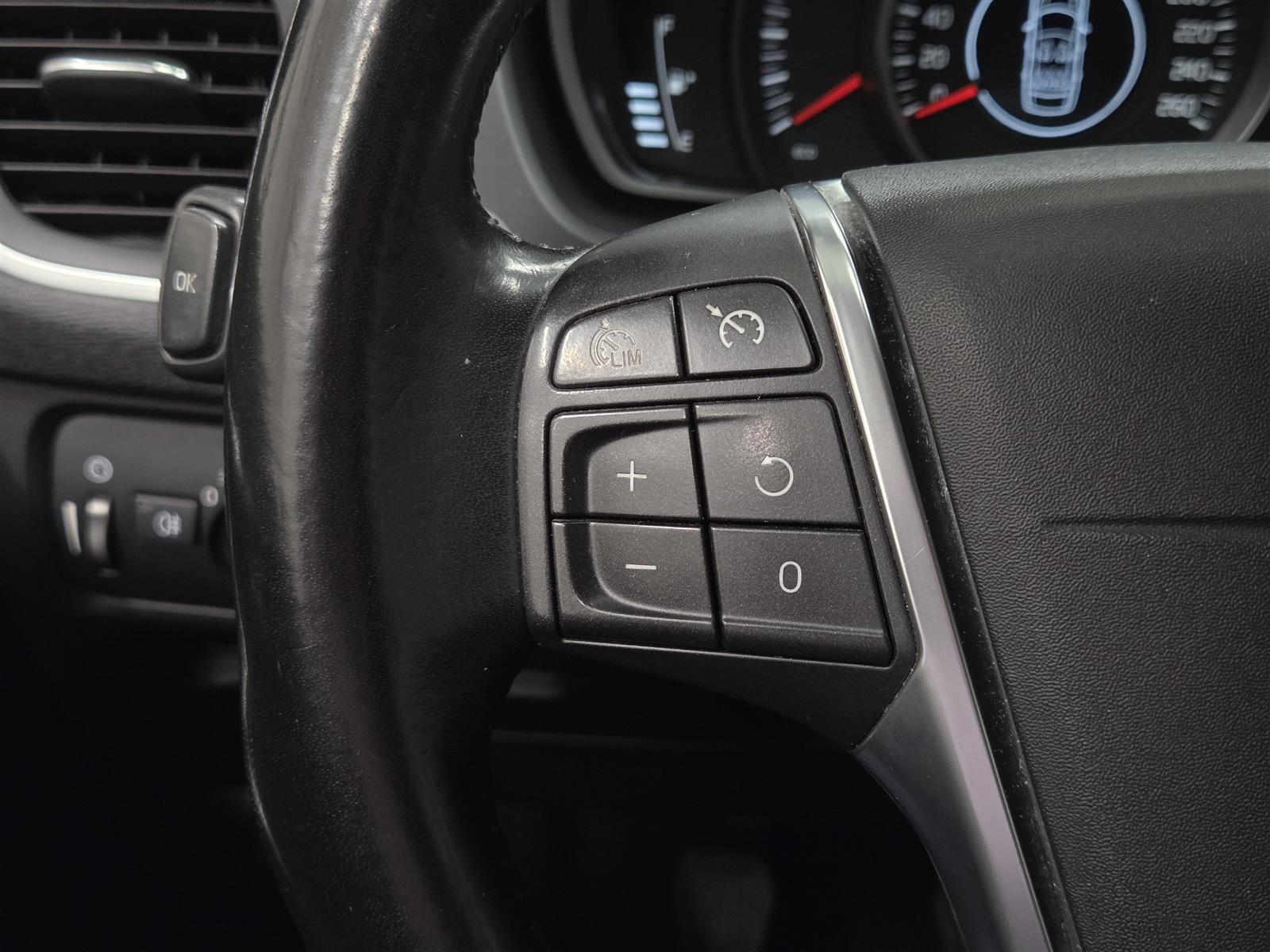 VOLVO V40 2013
