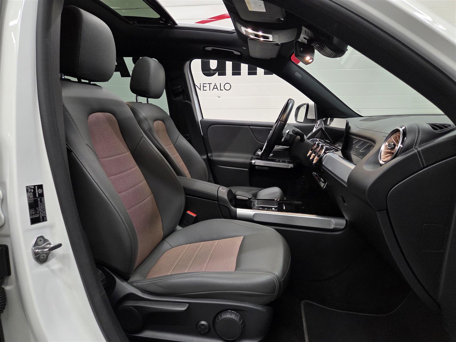 MERCEDES-BENZ EQB 2022