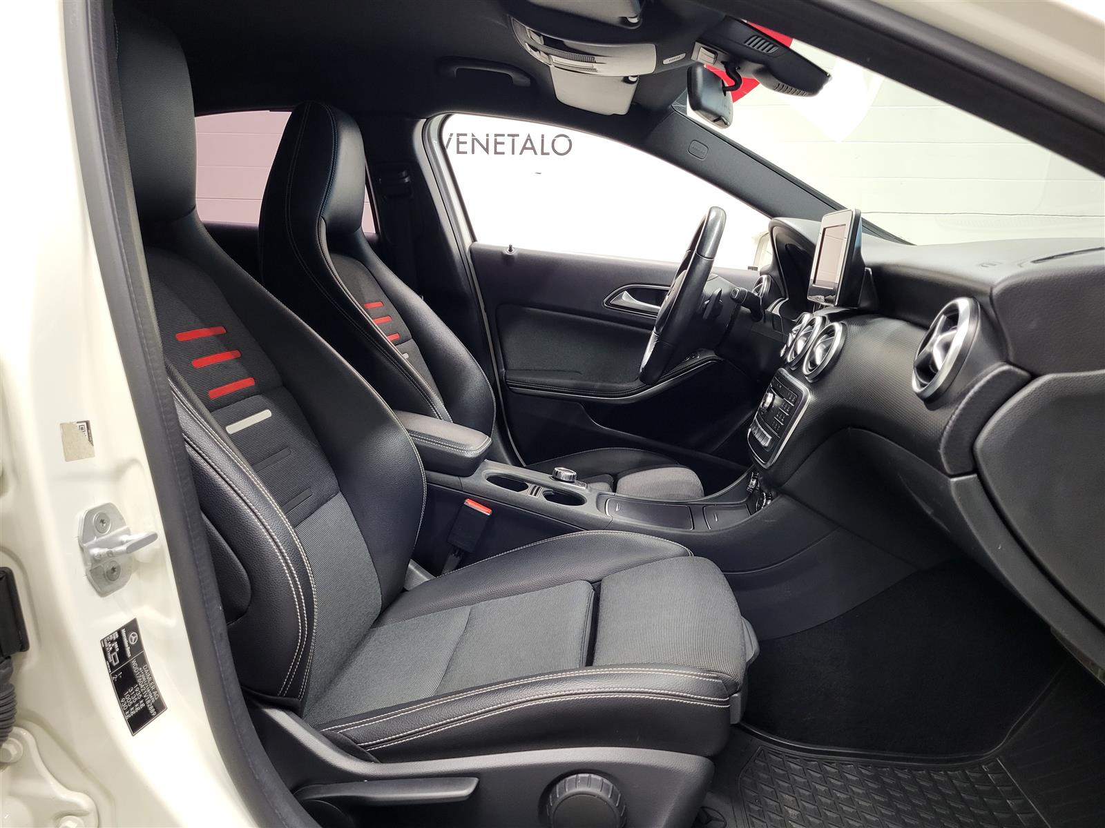MERCEDES-BENZ A 2017