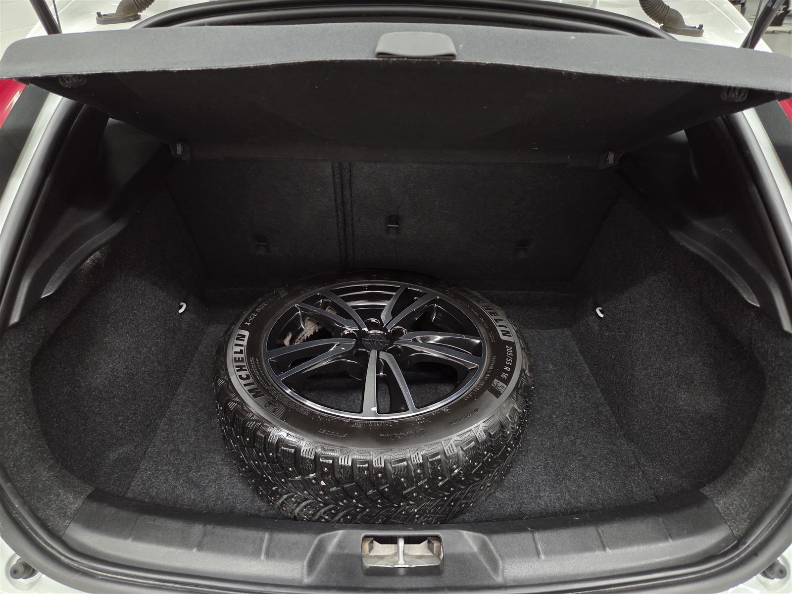 VOLVO V40 2018