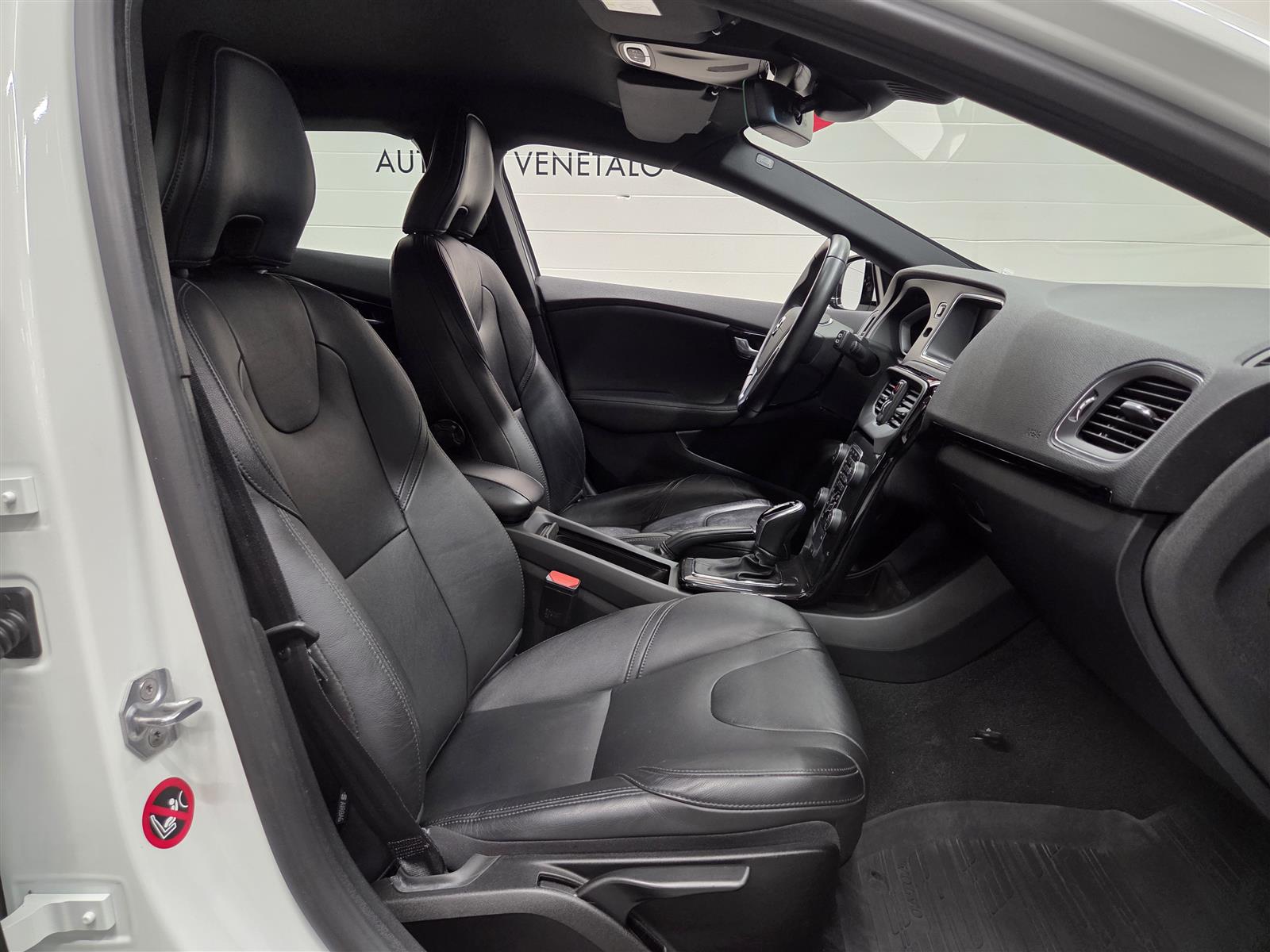 VOLVO V40 2018