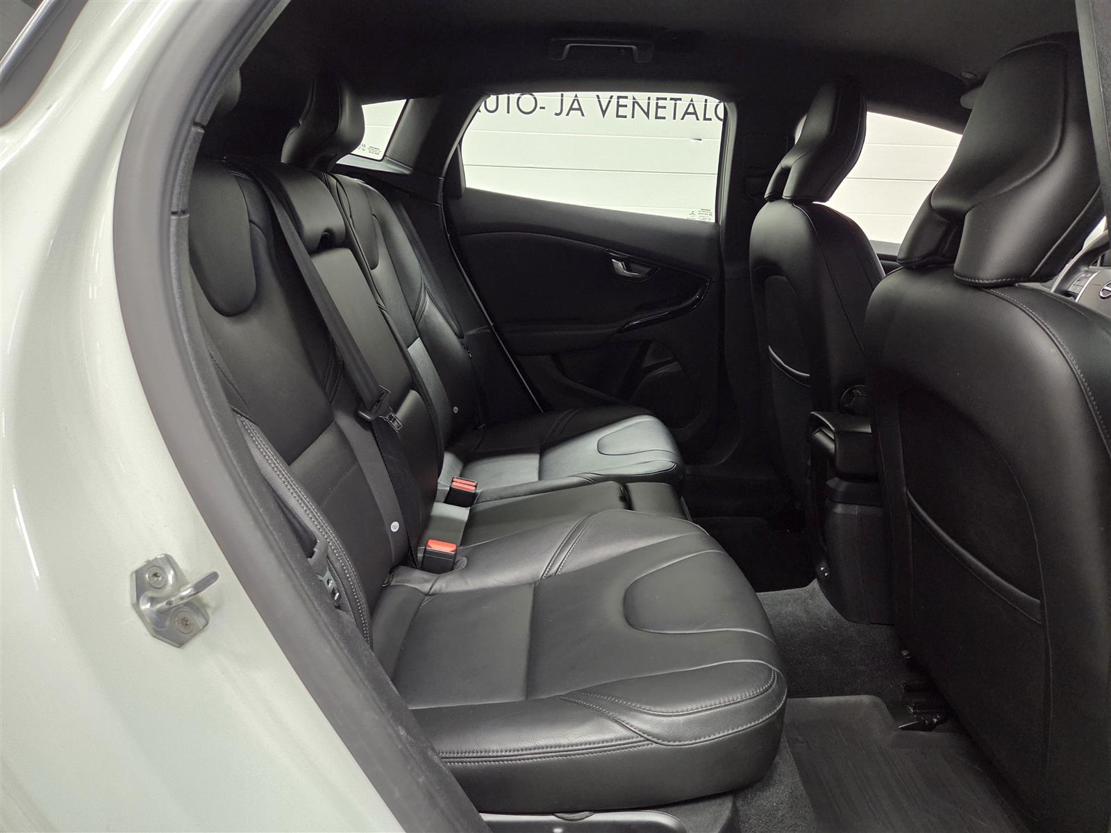 VOLVO V40 2018