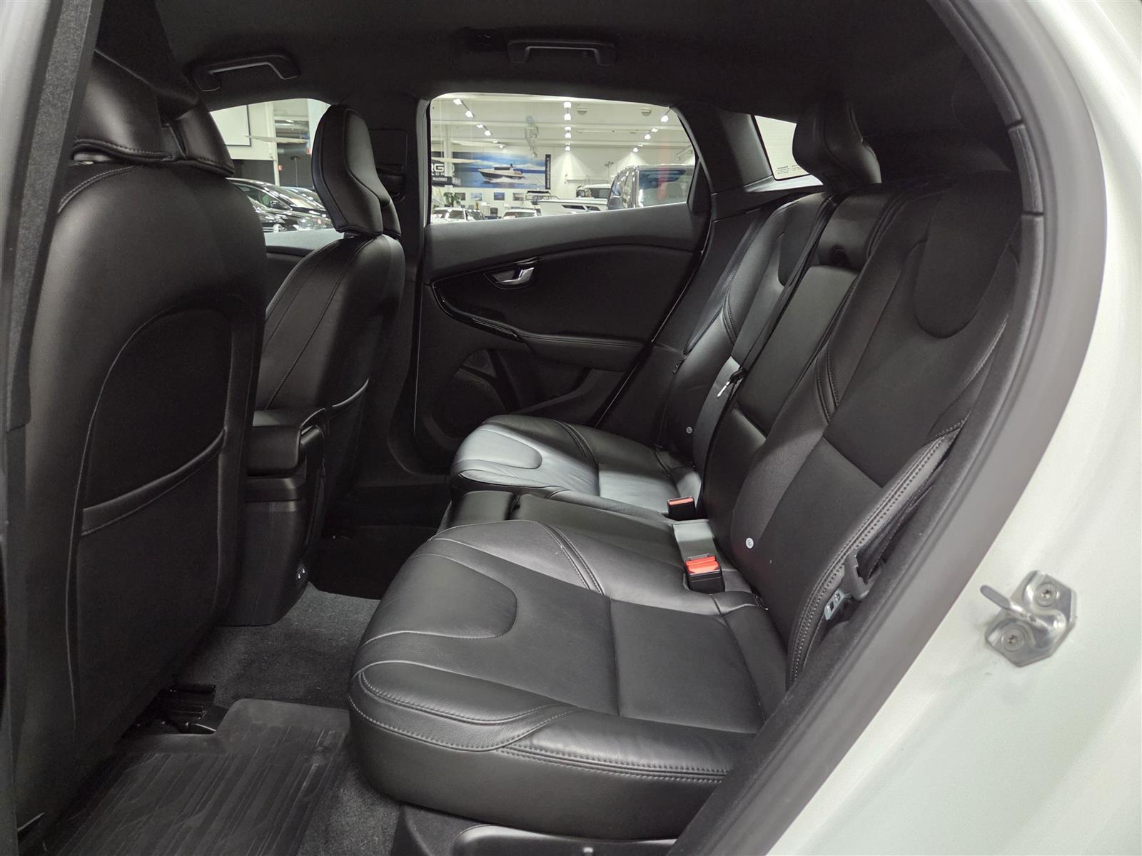 VOLVO V40 2018