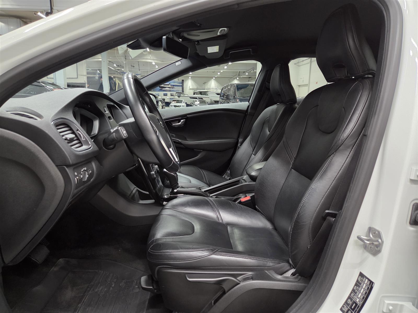 VOLVO V40 2018