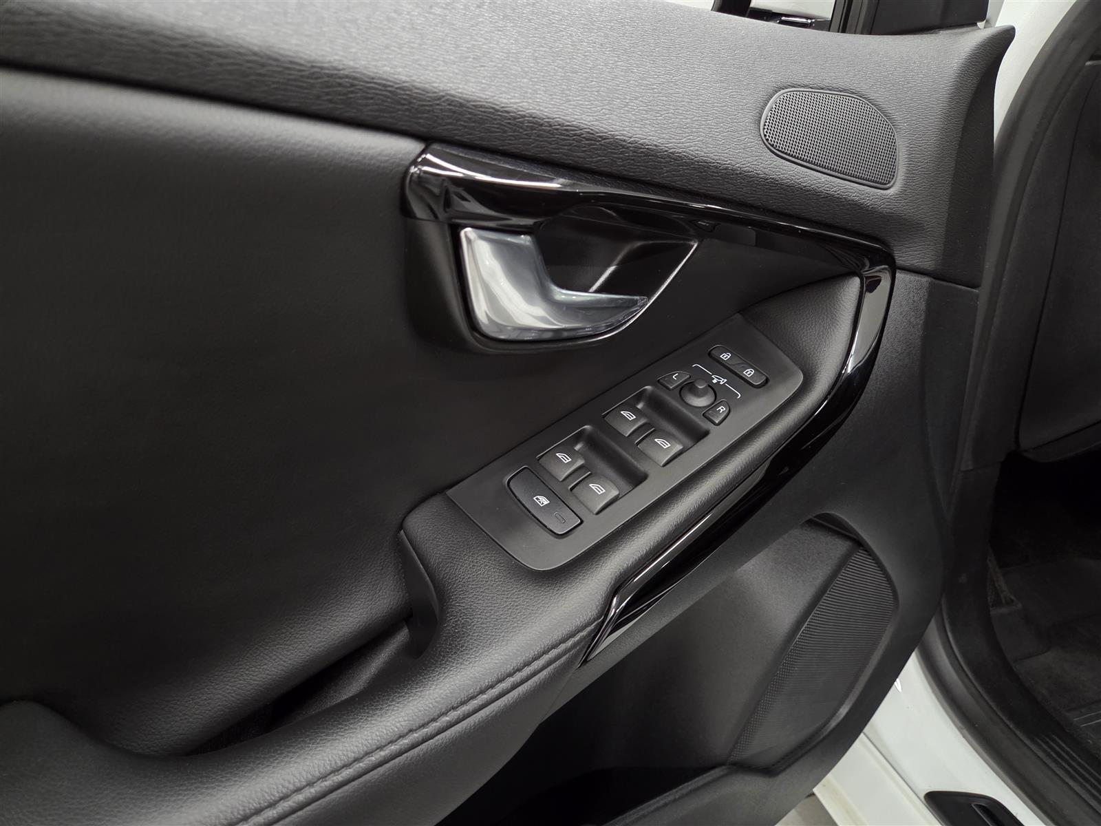 VOLVO V40 2018