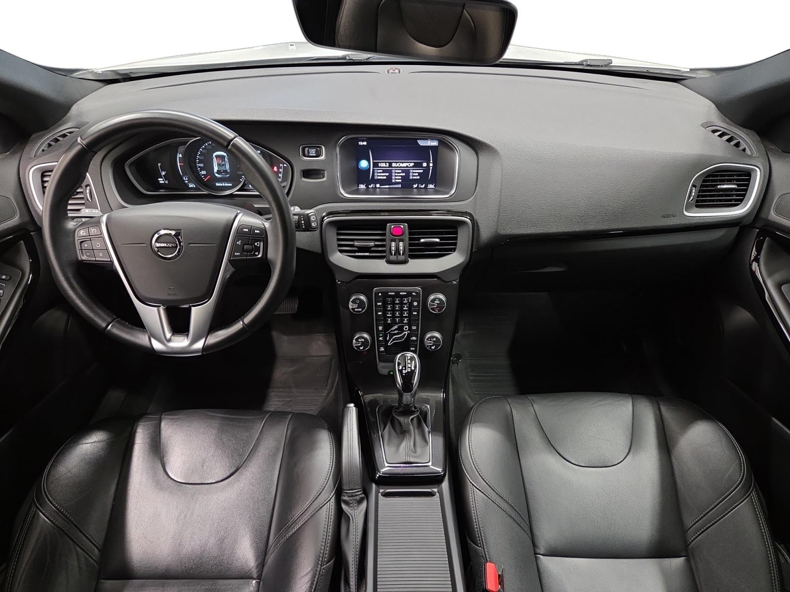 VOLVO V40 2018