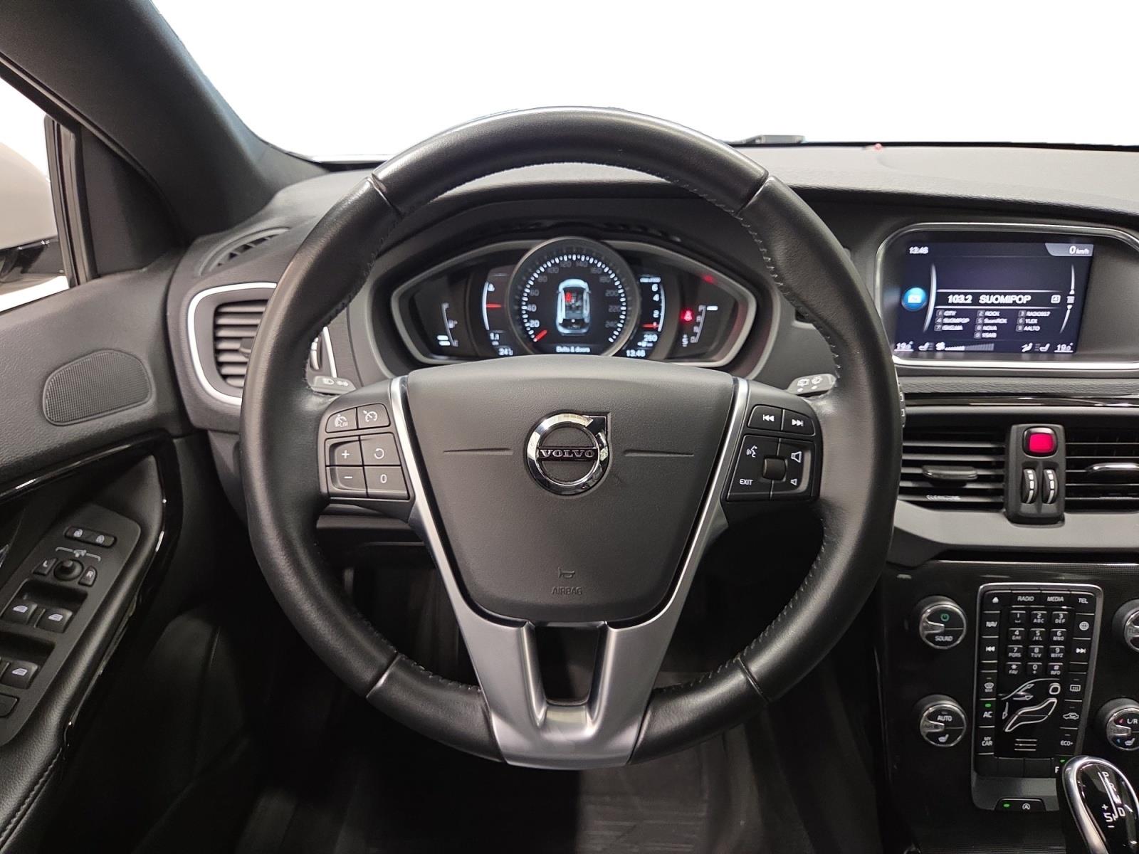 VOLVO V40 2018