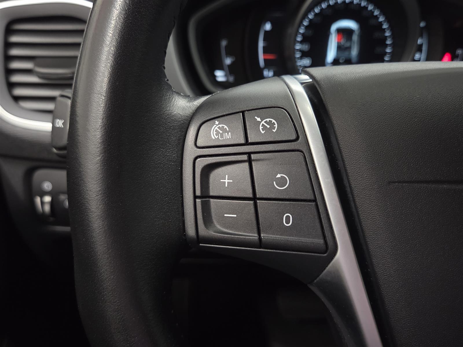VOLVO V40 2018