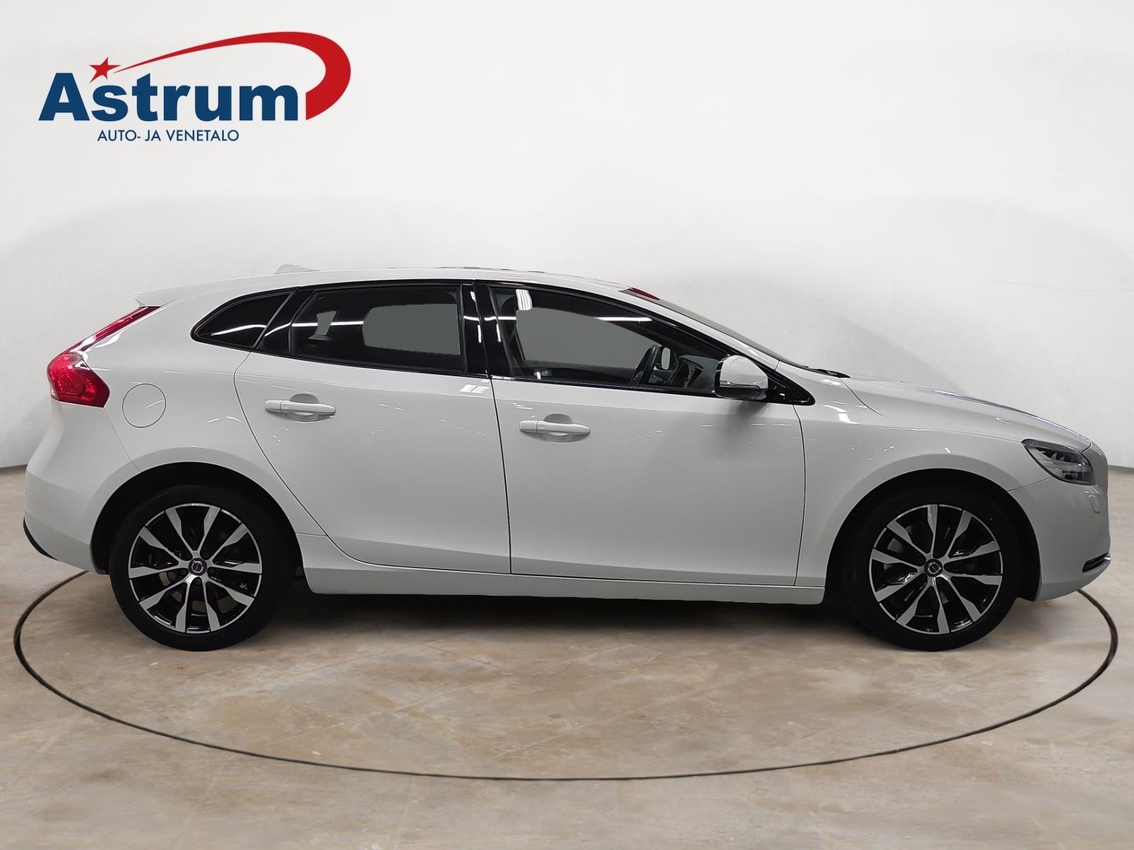 VOLVO V40 2018