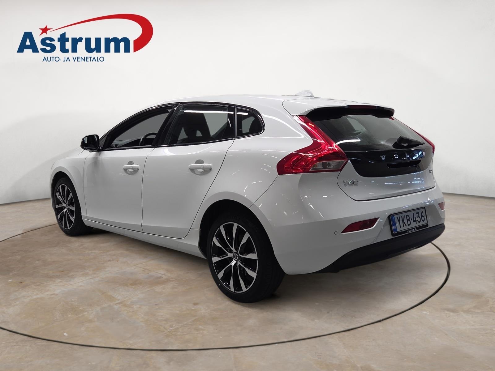 VOLVO V40 2018